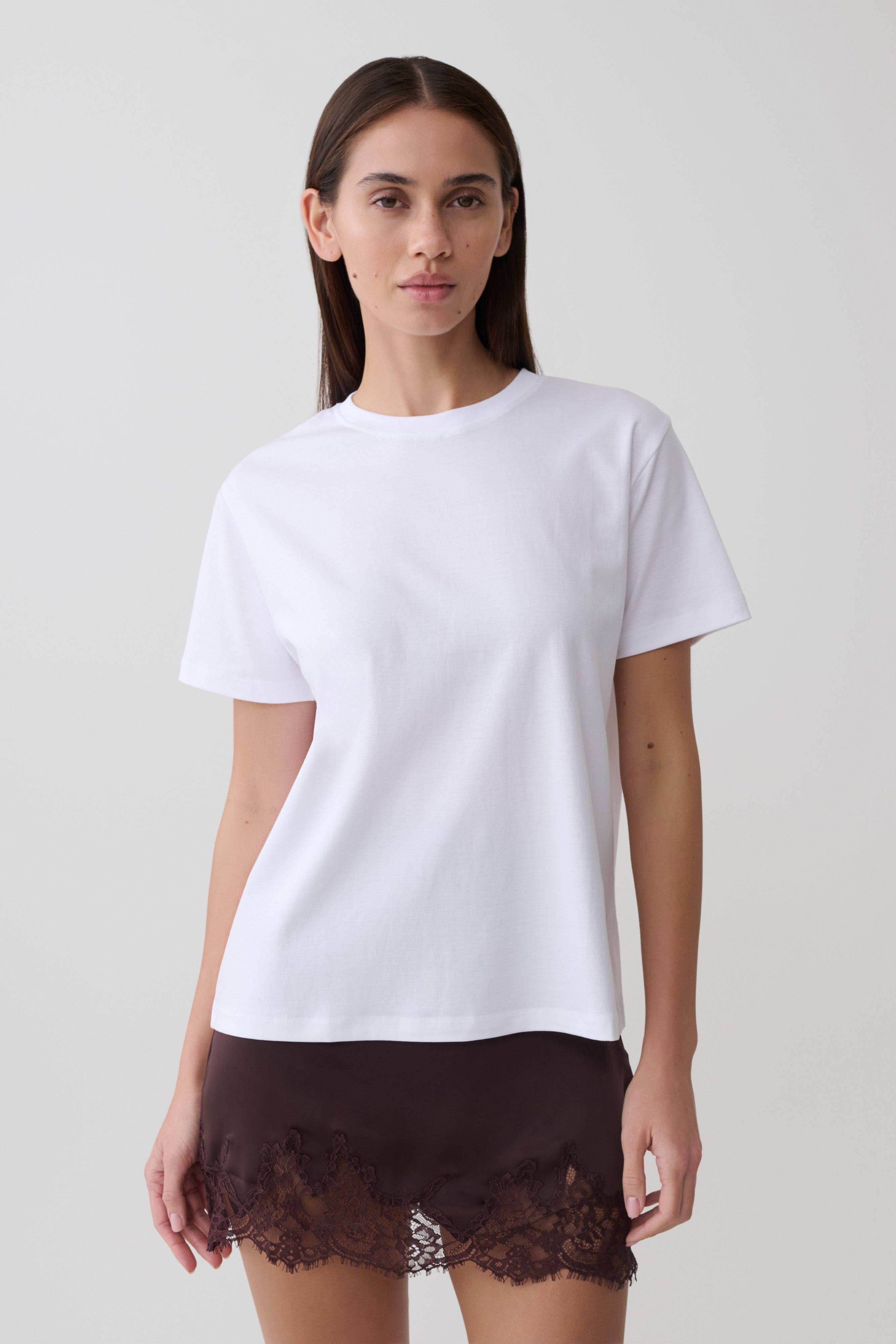Woman wearing a white cotton oversized t-shirt.